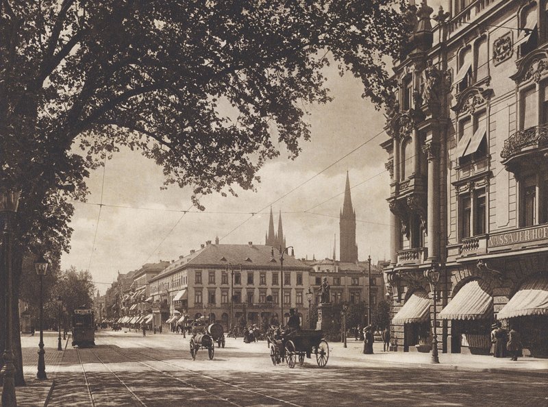 Wiesbaden, Wilhelmstrasse (čb fotografie) od German Photographer