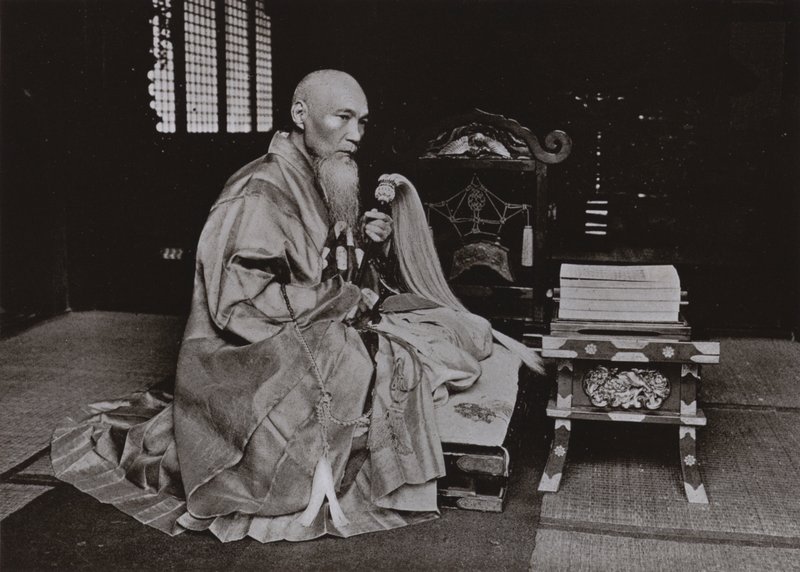 Buddhistický opat (černobílá fotografie) od Herbert Ponting