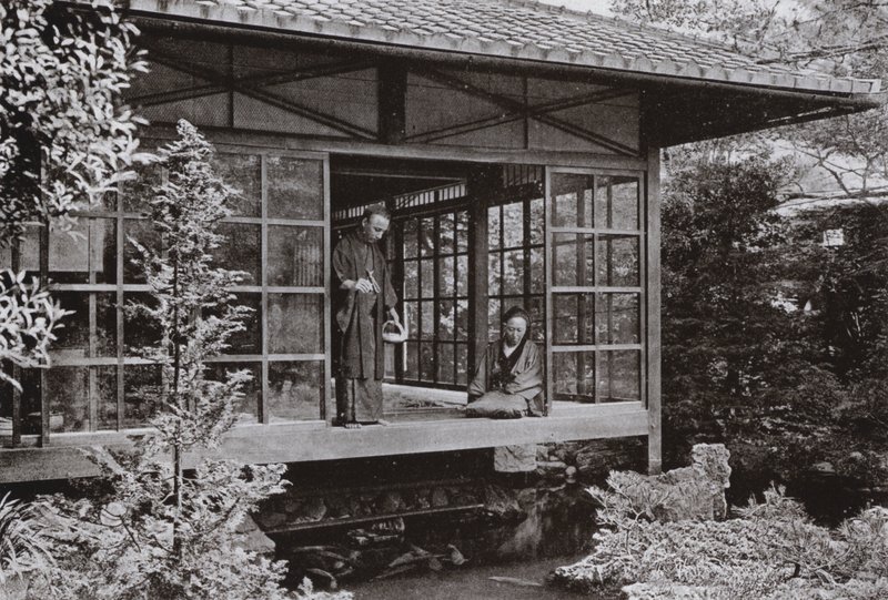 Namikawa San krmí svého kapra (černobílá fotografie) od Herbert Ponting