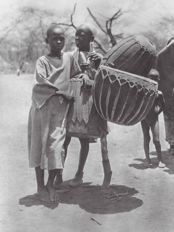 Afrika: Aulad Hamid bubnuje (čb foto) od Hugo Adolf Bernatzik