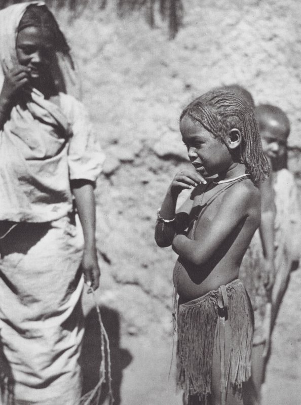 Afrika: Děti v Omdurmánu (čb foto) od Hugo Adolf Bernatzik