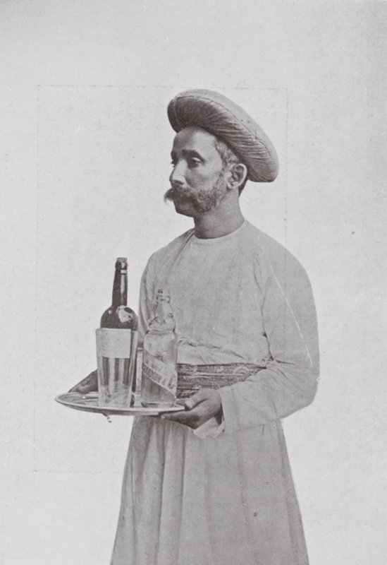 Bombaj / Mumbai: Chlapec u stolu (čb fotografie) od Indian photographer