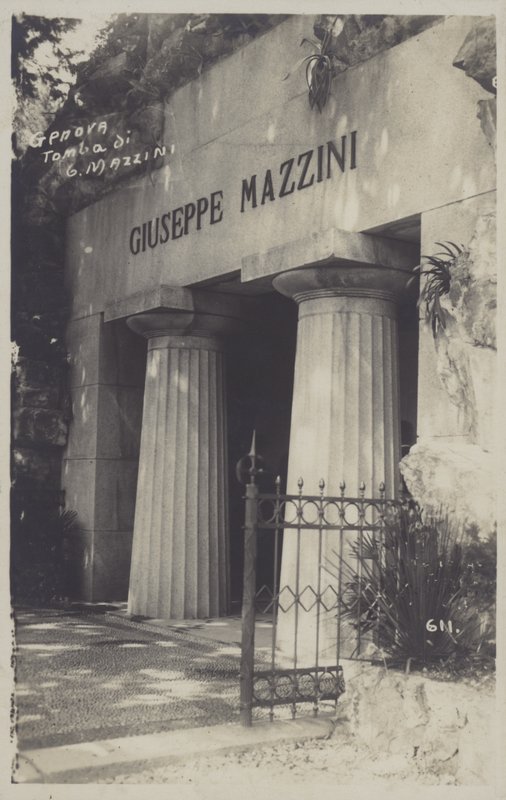 Janov, hrobka Giuseppe Mazziniho (černobílá fotografie) od Italian Photographer