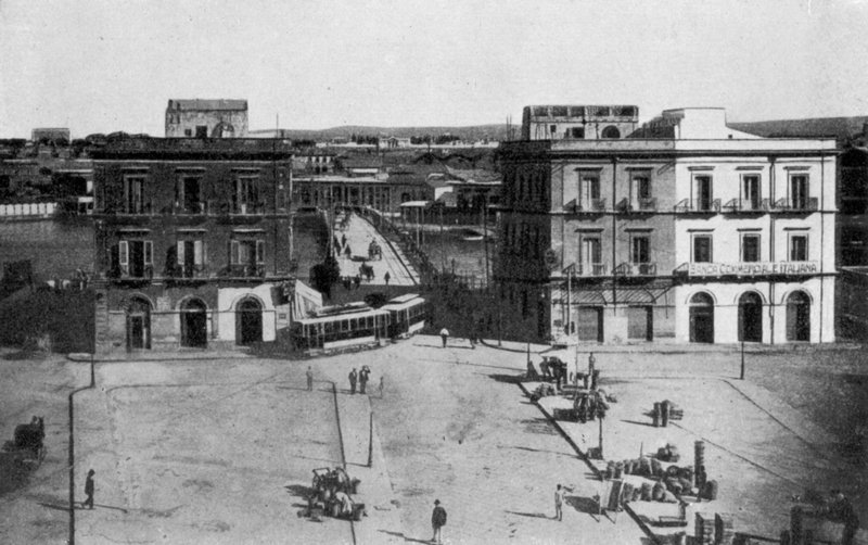 Taranto, Piazza Fontana, Neapolský most (černobílá fotografie) od Italian Photographer