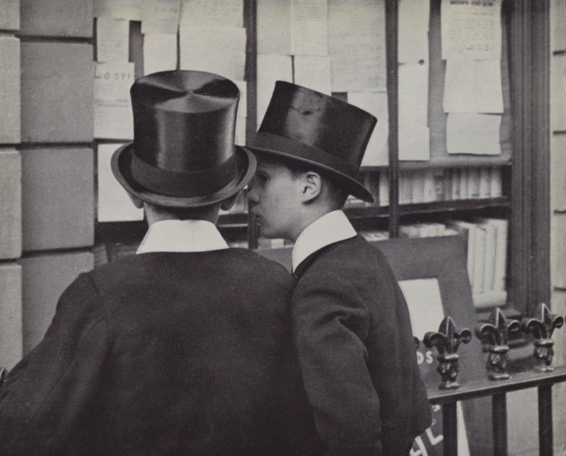 Spottiswoode’s Window, Eton (černobílá fotografie) od Laszlo Moholy Nagy
