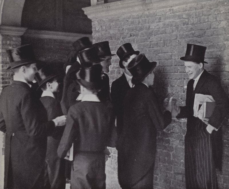 Eton boys, drby (č/b foto) od Laszlo Moholy Nagy