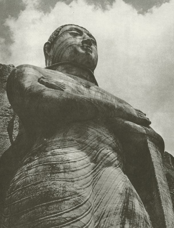 Ananda, Gal-Vihare (černobílá fotografie) od Lionel Wendt