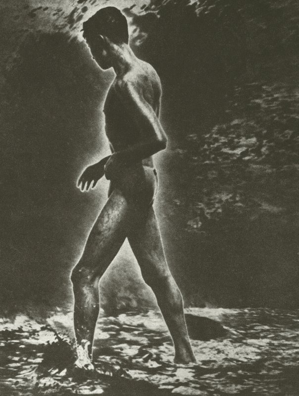 Chlapec a mávat (č/b foto) od Lionel Wendt