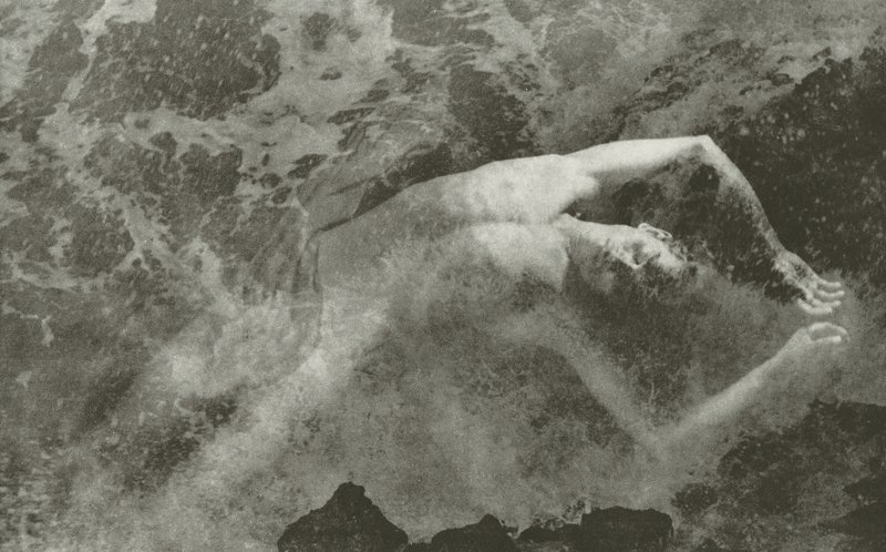 Dítě oceánu (černobílá fotografie) od Lionel Wendt