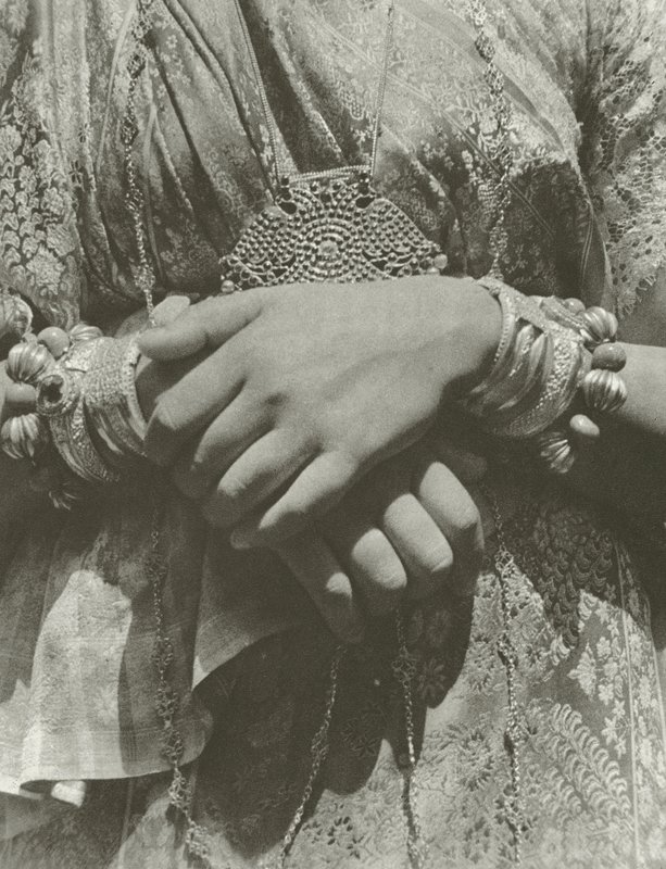 Ruce kandijské dámy (černobílá fotografie) od Lionel Wendt