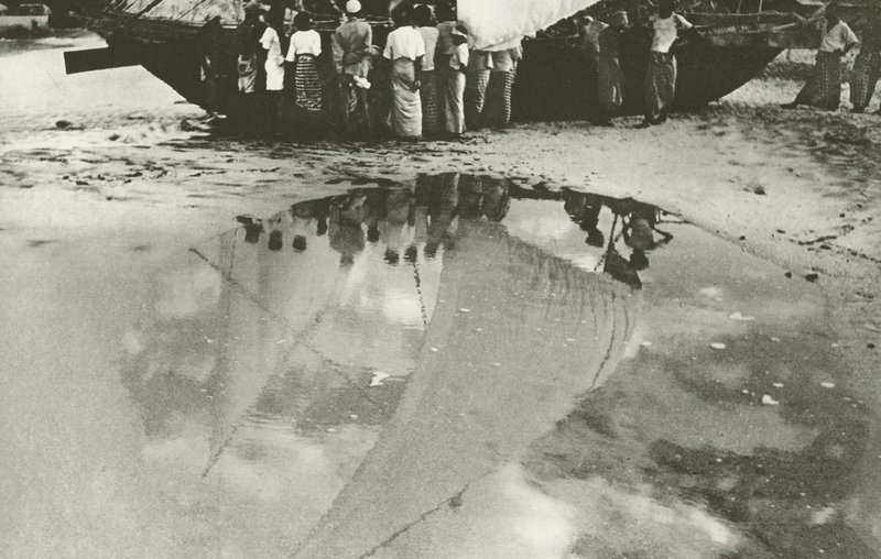 Výložníková plachta (černobílá fotografie) od Lionel Wendt