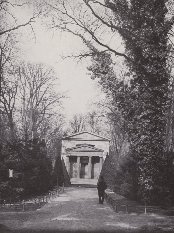 Charlottenburg, Mauzoleum, exteriér (č/b foto) od Photographer German