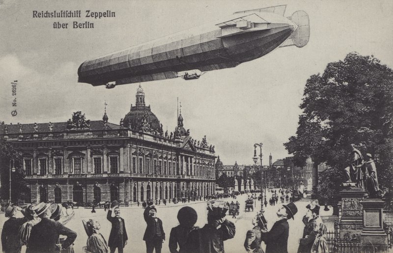 Vzducholoď Zeppelin letící nad Berlínem (černobílá fotografie) od Photographer German