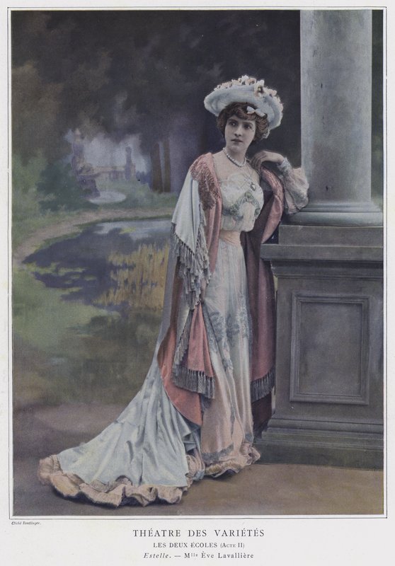 Eve Lavalliere jako Estelle v Les Deux Ecoles (kolorovaná fotografie) od Reutlinger Studio