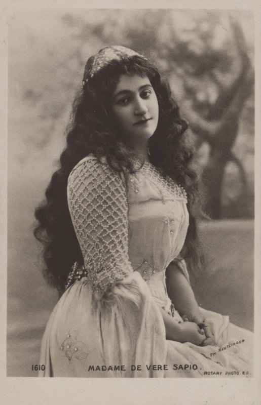 Clementine de Vere Sapio, francouzsko-americká operní sopranistka. od Reutlinger Studio