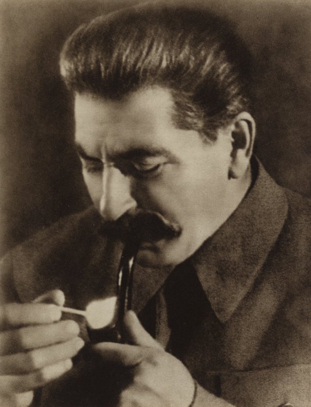Sovětský vůdce Josif Stalin si zapaluje dýmku, 1936 od Russian Photographer