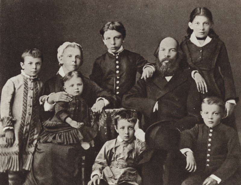 Lenin mezi jeho rodinou, Simbirsk, 1879 od Russian Photographer