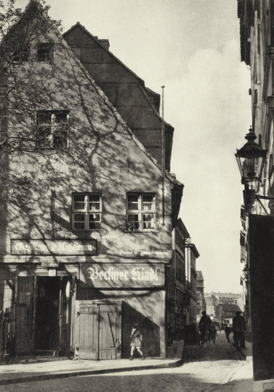 Berlín: "Der Nussbaum" (černobílá fotografie) od Sasha Stone