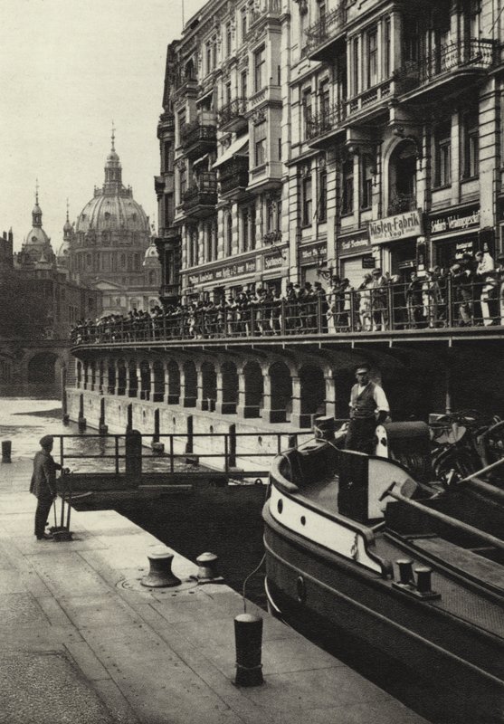 Berlín: zámek Muhlendamm Spree; Spree Lock (černobílá fotografie) od Sasha Stone