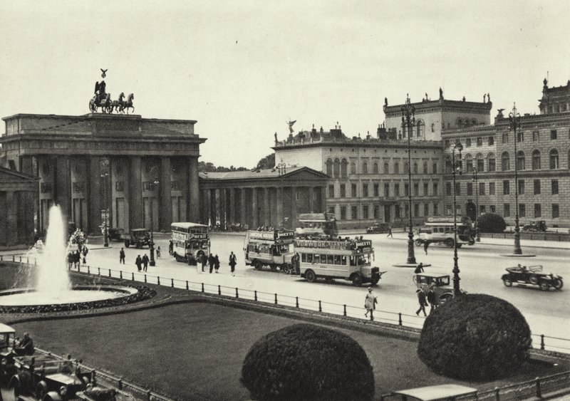 Berlín: Pariser Platz (černobílá fotografie) od Sasha Stone